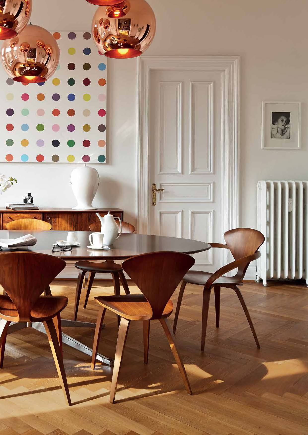 Klassikaline söögituba puidust mööbliga ja kunstiteos